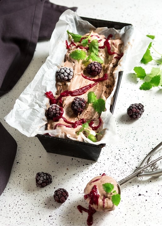 Schokoladeneis-Riegel mit Brombeeren, Minze und Beerensauce