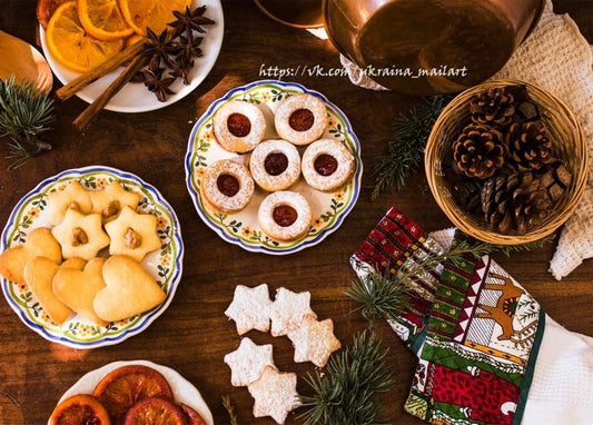 Weihnachtsplätzchen, Orangenscheiben, Zimtstangen und Sternanis auf dem Tisch