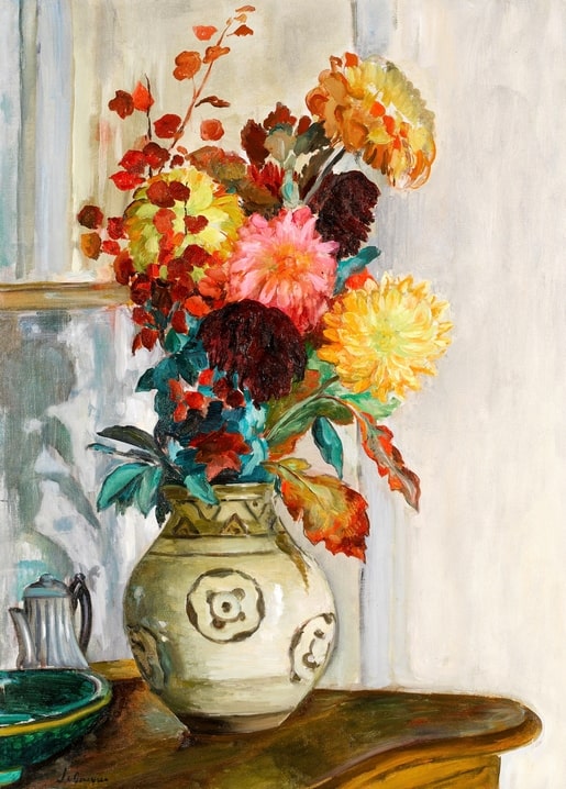 Stillleben mit Dahlien und Chrysanthemen in einer Tonvase neben einer Teekanne
