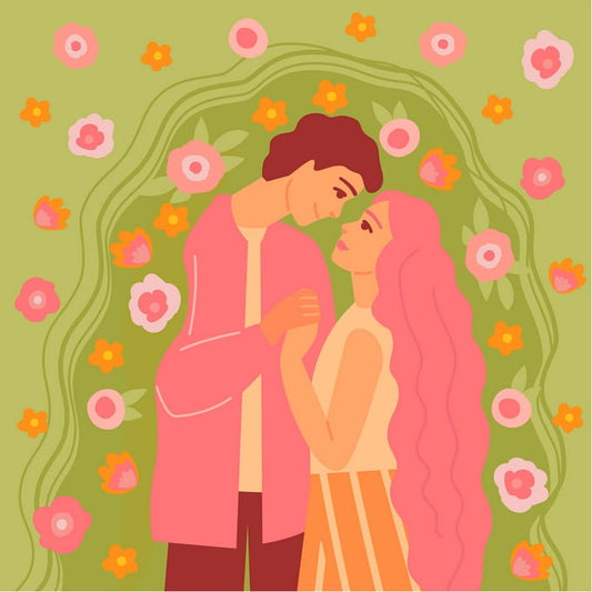 Paar steht eng beieinander in einem Kranz aus rosa und orangen Blüten auf grünem Hintergrund
