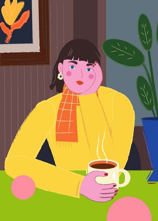 Illustration einer Frau im gelben Pullover mit einer dampfenden Kaffeetasse neben einer Zimmerpflanze