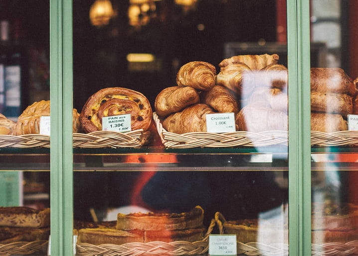 Croissants und Gebäck im Schaufenster einer französischen Bäckerei