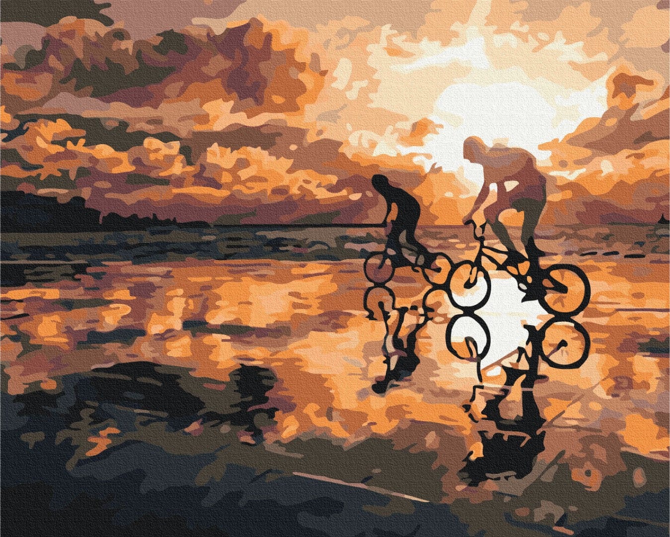 Erwachsener und Kind fahren bei Sonnenuntergang am nassen Strand Rad