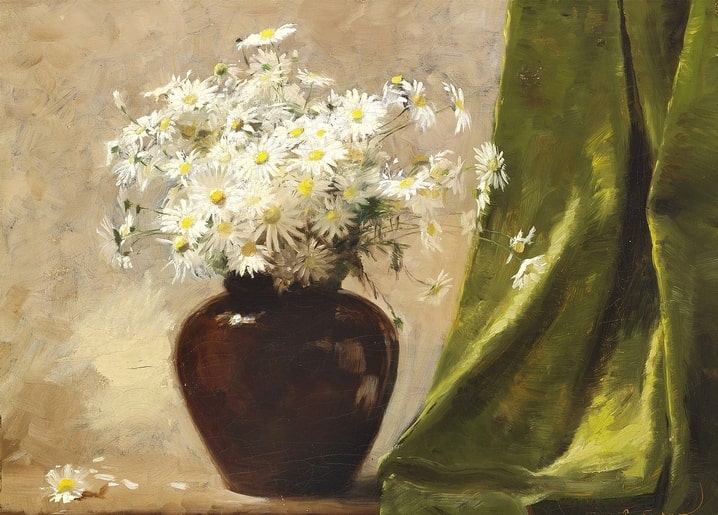 Stillleben mit weißen Gänseblümchen in dunkler Vase vor grünem Vorhang