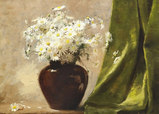 Stillleben mit weißen Gänseblümchen in dunkler Vase vor grünem Vorhang