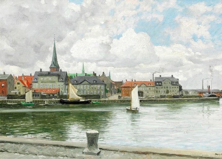 Gemälde von Paul Gustave Fischer: Segelboote in einem dänischen Hafen mit roten Dächern und Kirchturm