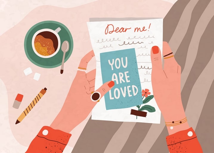Руки тримають лист «Дорога я, тебе люблять» поруч із чашкою чаю та олівцем