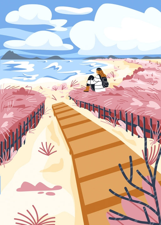 Illustration einer Wanderin mit Rucksack auf einem Holzsteg durch rosa Dünengras am Meer