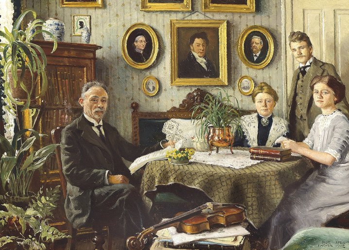 Familie am Tisch unter goldgerahmten Porträts, Geige liegt bereit, Gemälde von Paul Gustave Fischer, 1912