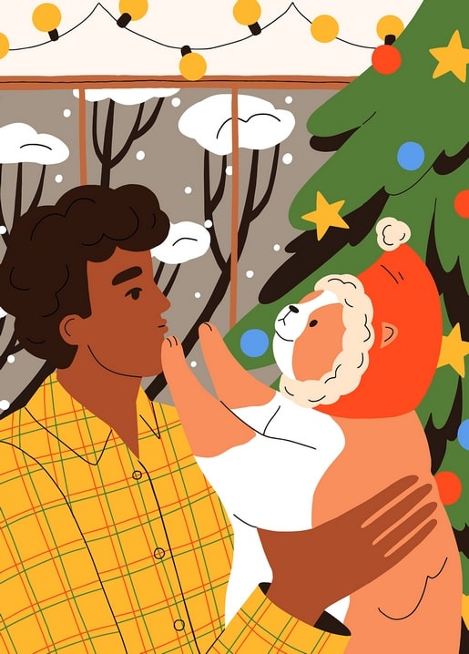 Vater hält Baby im Löwenkostüm neben einem beleuchteten Weihnachtsbaum