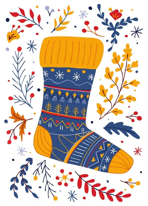 Blau-goldener Weihnachtsstrumpf mit Volksmuster zwischen verstreuten Herbstblättern und Beeren.