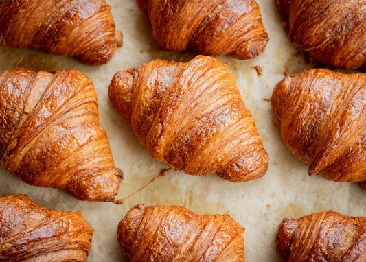 Goldbraune Croissants frisch aus dem Ofen, Ansicht von oben