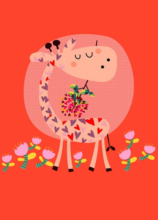 Giraffe mit Herzmuster hält einen Strauß rosa-violetter Blumen vor rotem Hintergrund