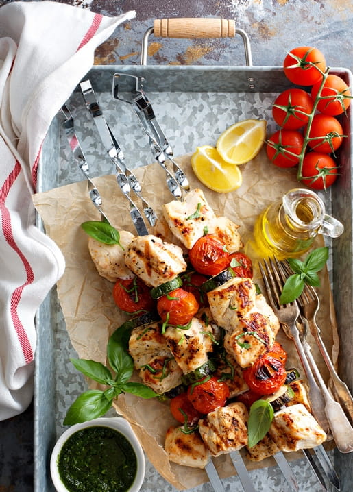 Gegrillte Hähnchen- und Gemüsespieße mit Pesto, Zitrone und Kirschtomaten