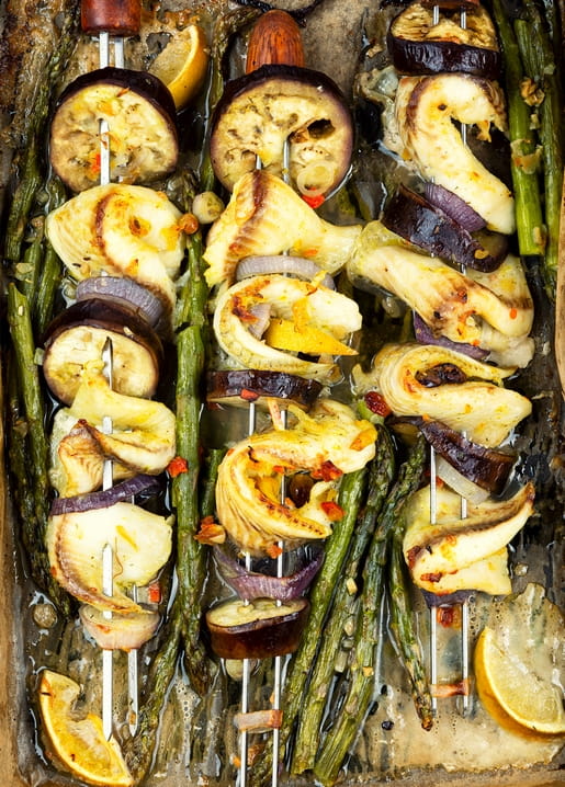 Draufsicht auf gegrillte Meeresfrüchte-Gemüse-Spieße mit Aubergine, Zwiebel und Zitrone