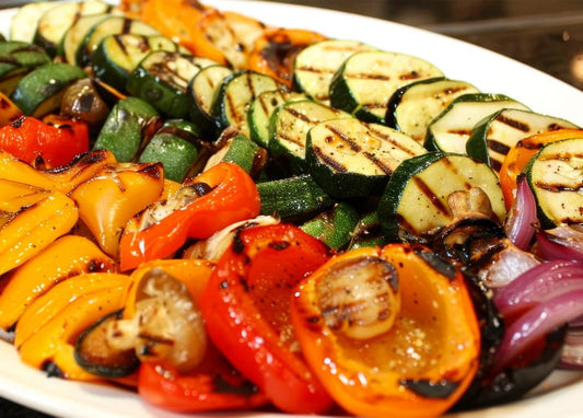Platte mit gegrilltem Zucchini, Paprika, roten Zwiebeln und Pilzen