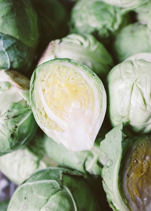 Nahaufnahme von frischem Rosenkohl mit einem halbierten Röschen