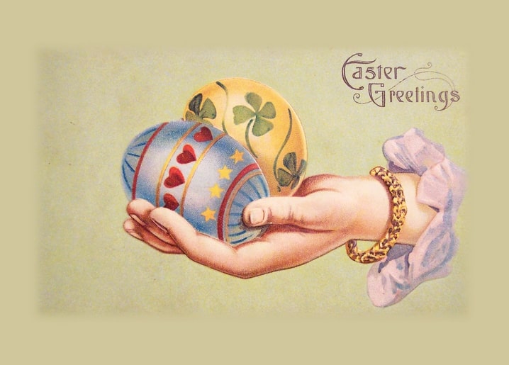 Vintage-Illustration einer Hand mit zwei bemalten Ostereiern mit Herzen und Kleeblättern