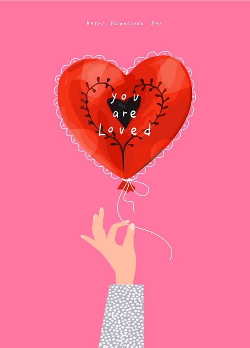Roter Herzballon mit Aufschrift „You Are Loved“ in einer Hand vor rosa Hintergrund