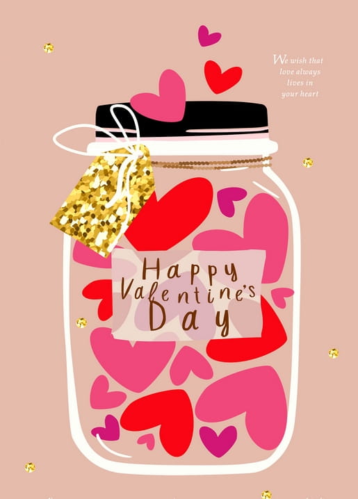 Einmachglas voller rosa und roter Herzen mit goldenem Glitzer-Etikett und „Happy Valentine's Day“