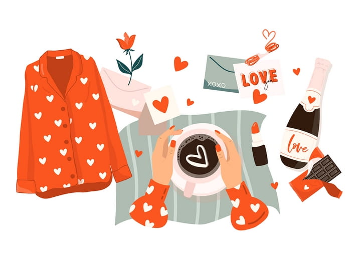 Flatlay mit Herz-Pyjama, Kaffee mit Herz-Latte-Art, Liebesbrief, Rose und Schokolade