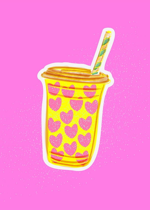 Gelbes Eisgetränk mit rosa Herzchen und gestreiftem Strohhalm auf pinkfarbenem Hintergrund