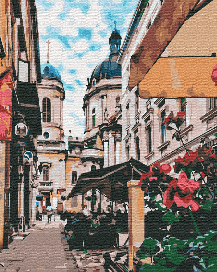 Enge Gasse in der Lwiwer Altstadt mit Cafés und roten Rosen vor barocken Kirchenkuppeln