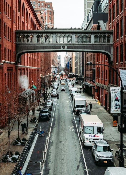Straße in New York mit eiserner Skybrücke im Meatpacking District