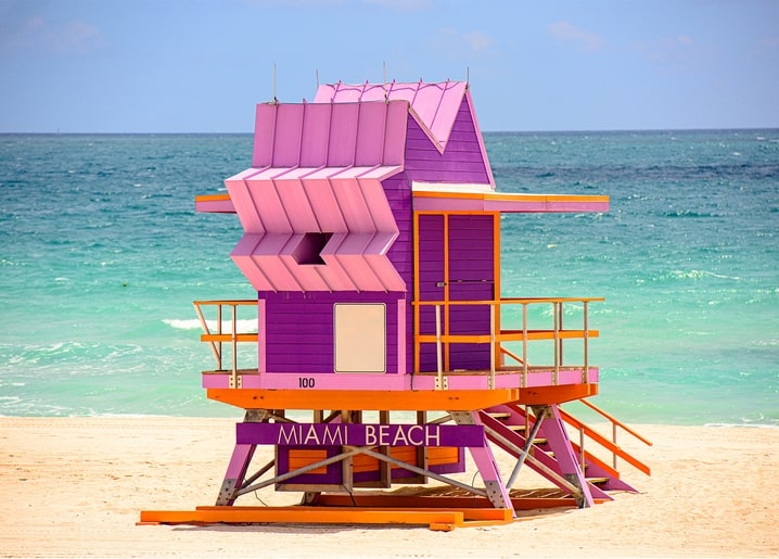 Violett-rosa Rettungsschwimmerturm im Sand am Miami Beach