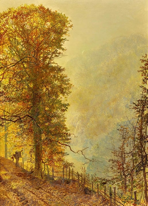 Goldene, neblige Herbstlandschaft mit hohem Baum, eingezäuntem Pfad und Sichelmond am Himmel