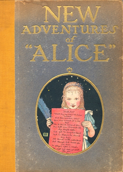 Vintage-Buchcover „Neue Abenteuer von Alice“, illustriert von John Rae, Mädchen mit Feder
