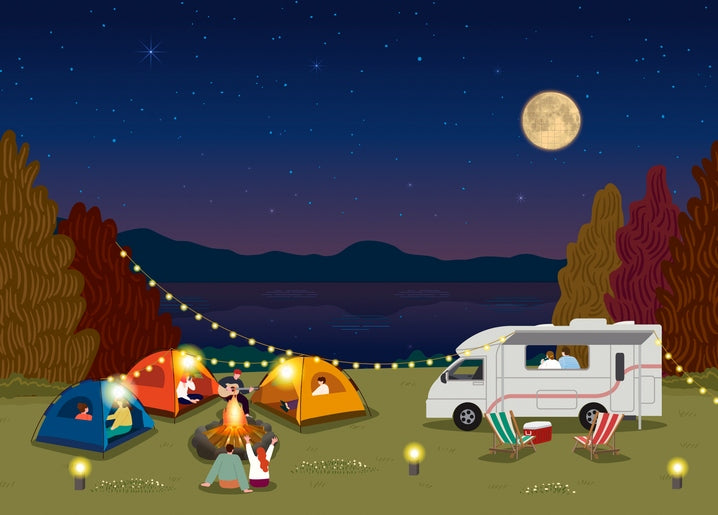 Lagerfeuer zwischen Zelten am nächtlichen Seeufer, Wohnmobil und Vollmond über den Bergen
