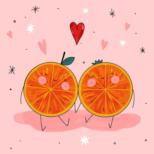 Zwei lächelnde Orangenscheiben halten Händchen unter roten Herzen auf einer Valentinstags-Postkarte