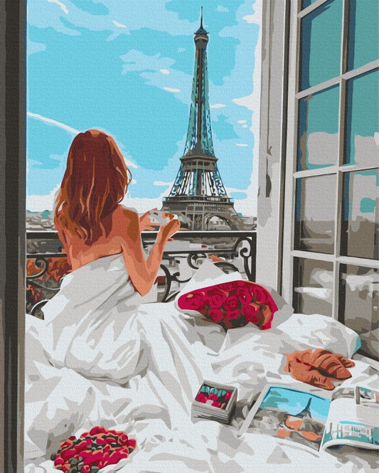 Illustrierte Frau in weißes Laken gehüllt blickt vom Bett auf den Eiffelturm, mit Rosen und Croissant
