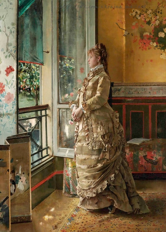 Frau in cremefarbenem Seidenkleid am Fenster neben einem japanischen Stellschirm