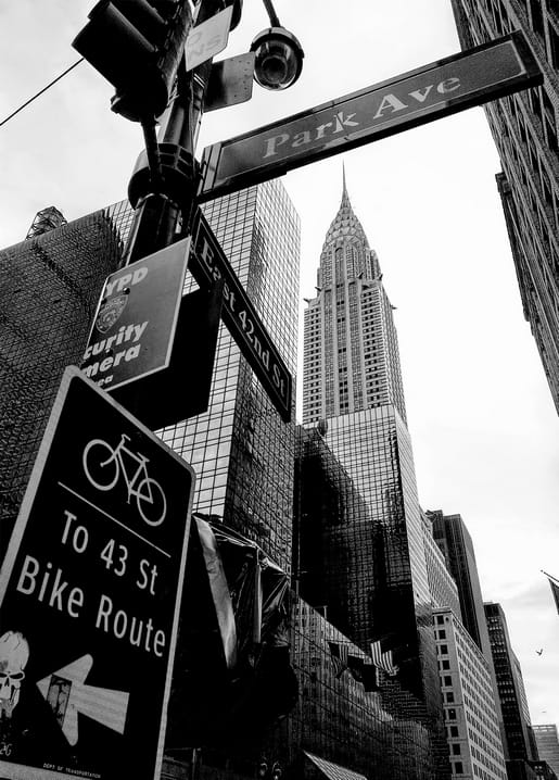 New Yorker Straßenschilder für Park Avenue und 42nd St mit dem Chrysler Building im Hintergrund
