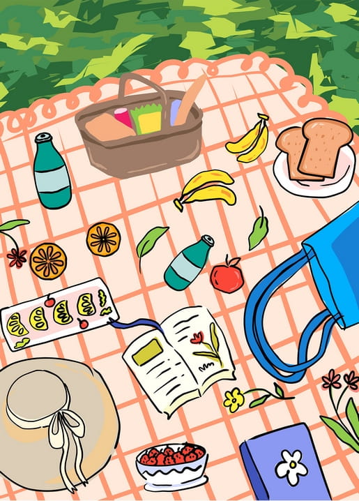 Postkarte mit Picknick-Flatlay: Korb, Obst, Brot und Strohhut auf einer Decke