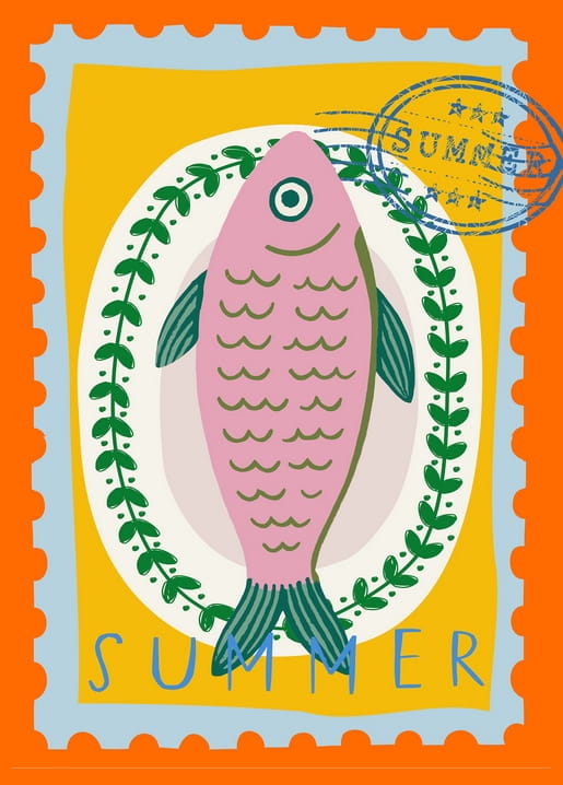 Rosa Fisch auf weißem Teller mit grünem Lorbeerkranz im Design einer Briefmarke mit Summer-Poststempel