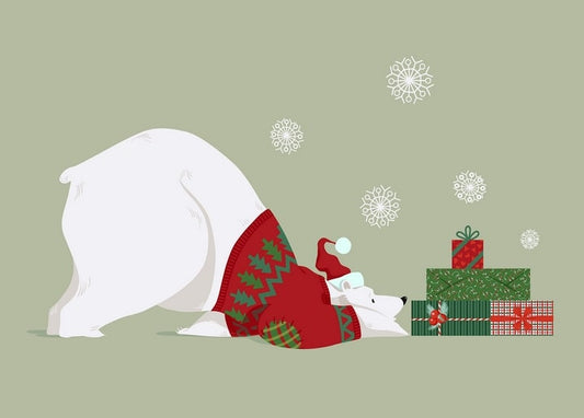 Eisbär im roten Weihnachtspullover verbeugt sich neben Geschenkboxen