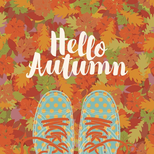 Напис «Hello Autumn» і кросівки в оранжевий горошок на теплому осінньому листі