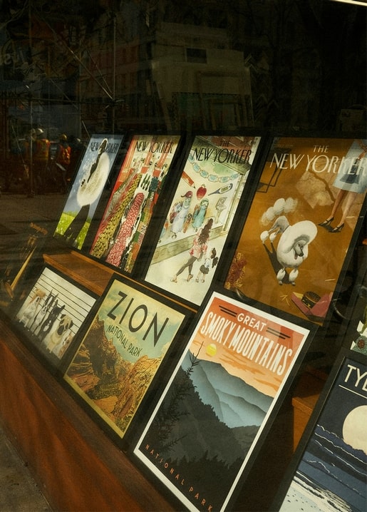 Schaufenster mit Zeitschriftencovern und Nationalpark-Reiseplakaten