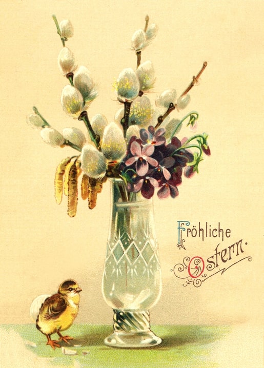 Weidenkätzchen und Veilchen in einer Glasvase neben einem gelben Küken