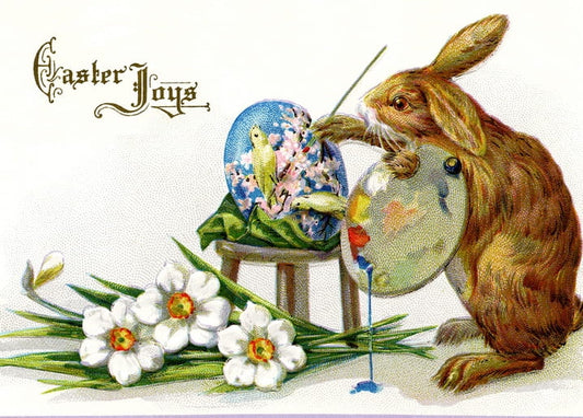 Brauner Hase bemalt ein Osterei an einer Staffelei neben weißen Narzissen