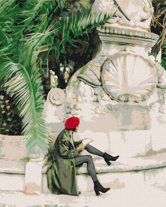 Illustrierte Frau mit roter Baskenmütze liest auf einer Steinmauer neben einem Brunnen und Palmblättern