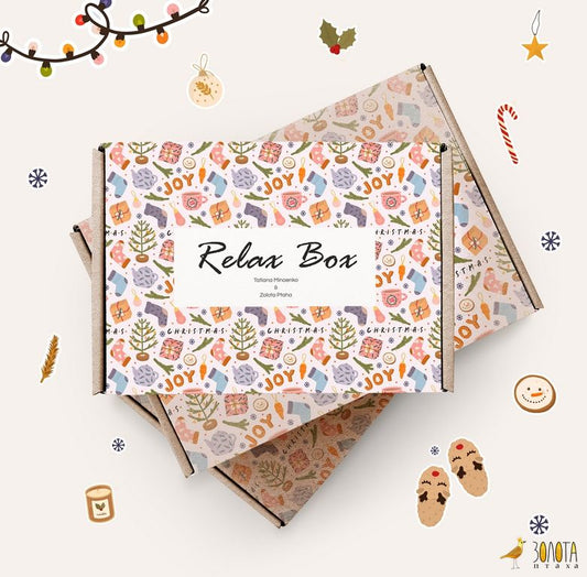 Verpackung der Relax Box mit Weihnachtsmuster aus Socken, Geschenken und Joy-Schriftzug