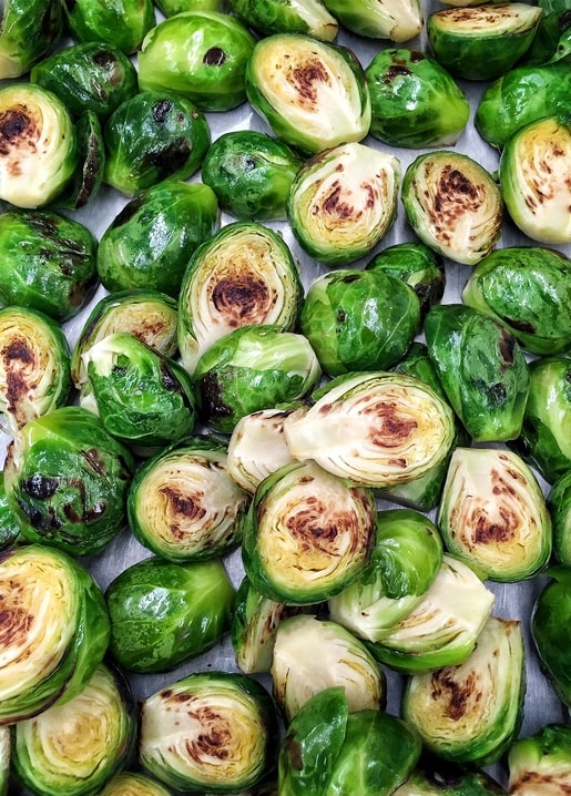 Nahaufnahme von halbiertem, geröstetem Rosenkohl mit gebräunten Rändern