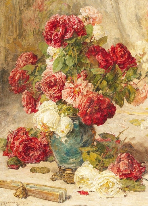 Gemälde von roten und weißen Rosen in einer blauen Vase neben einem gefalteten Fächer