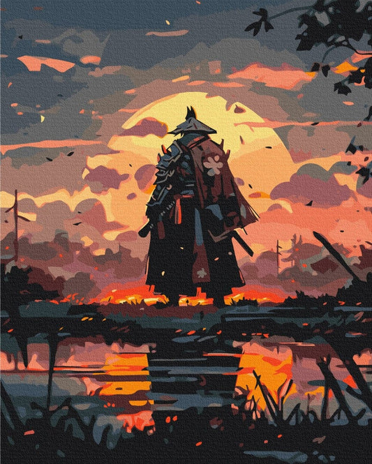 Silhouette eines Samurai in Rüstung vor lodernder Abendsonne, gespiegelt im Wasser