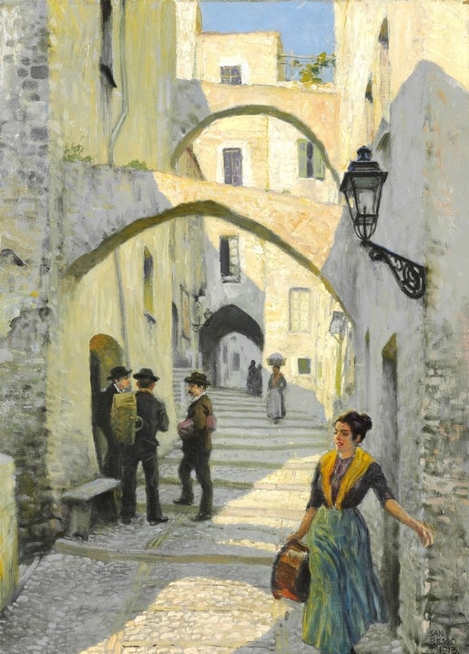 Sonnige Steinbögen über einer Gasse in San Remo, Frau trägt einen Korb