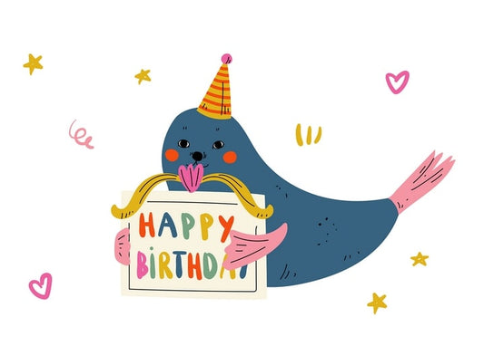 Ілюстрація тюленя у ковпачку з табличкою Happy Birthday серед зірочок і сердечок